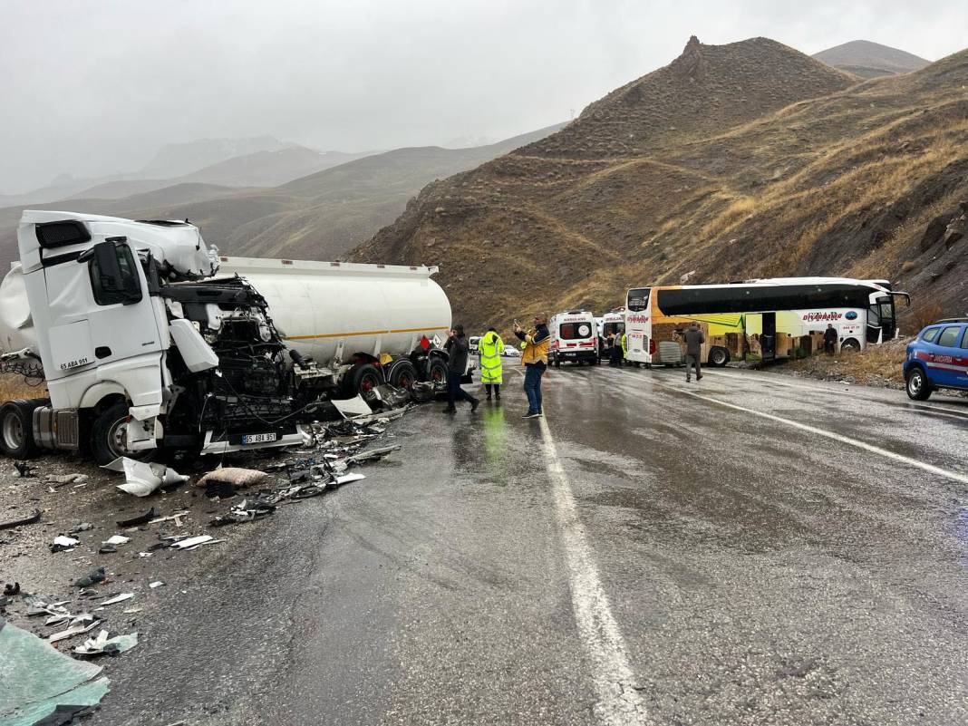 Tanker otobüsle çarpıştı! Ölü ve yaralılar var 4